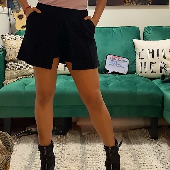 Club Monaco Pants - CLUB MONACO mini skort 🖤
